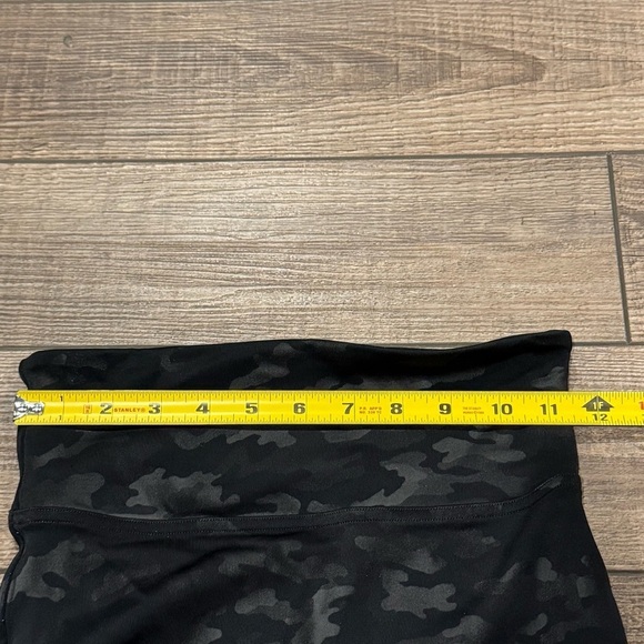 Spanx Faux Leather Camo Leggings Matte Black Womens Size S Cropped - Picture 11 of 12